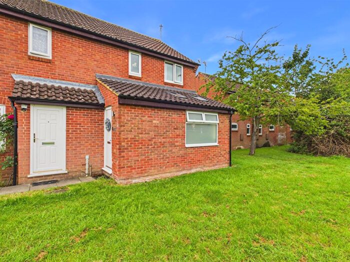3 Bedroom Semi Detached House For Sale In Langstone Close, Cleveland Park, Aylesbury, HP20