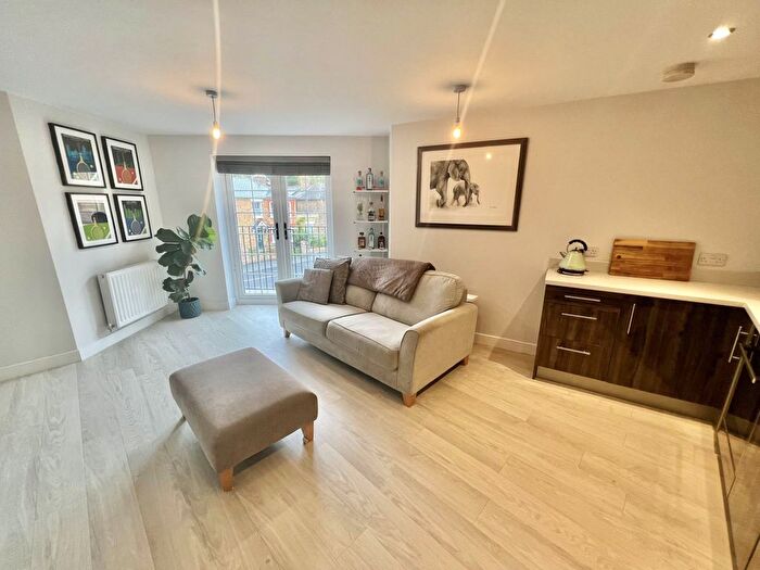 2 Bedroom Flat For Sale In Crescent Road, Brentwood, CM14
