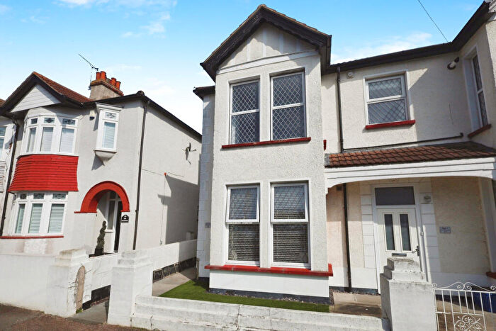 1 Bedroom Apartment For Sale In Fairleigh Drive, Leigh-on-sea, SS9