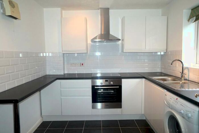 Flat To Rent In Columbus Gardens, Northwood Hills, HA6
