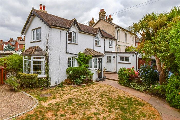 3 Bedroom Semi Detached House For Sale In Hawden Road, Tonbridge, Kent, TN9