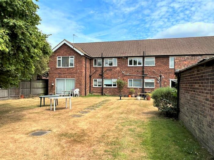 2 Bedroom Flat To Rent In Byfleet, KT14