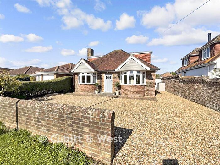 3 Bedroom Chalet For Sale In Yew Tree Road, Hayling Island, Hampshire, PO11