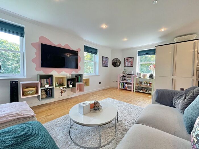 2 Bedroom Flat For Sale In Isleworth Road, St.Thomas, EX4