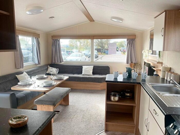 3 Bedroom Mobile/park Home For Sale In Lowestoft, NR32