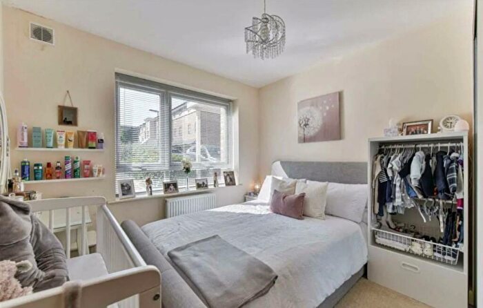 1 Bedroom Flat To Rent In Dalmeny Way, Epsom, KT18