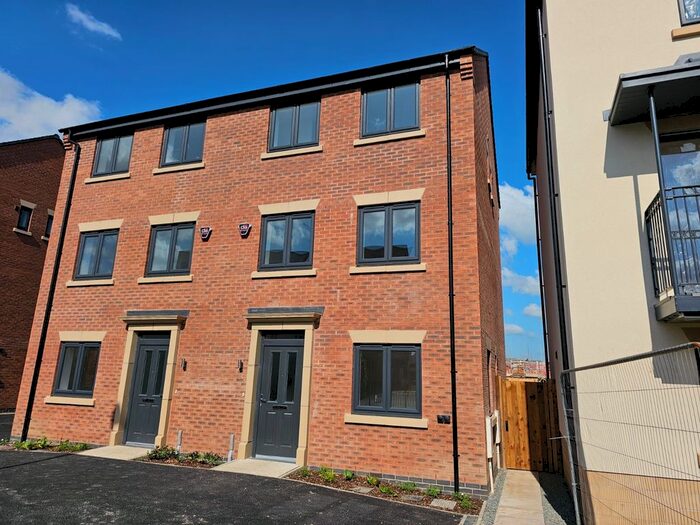 4 Bedroom Semi-Detached House To Rent In The Avenue, Corby, NN17