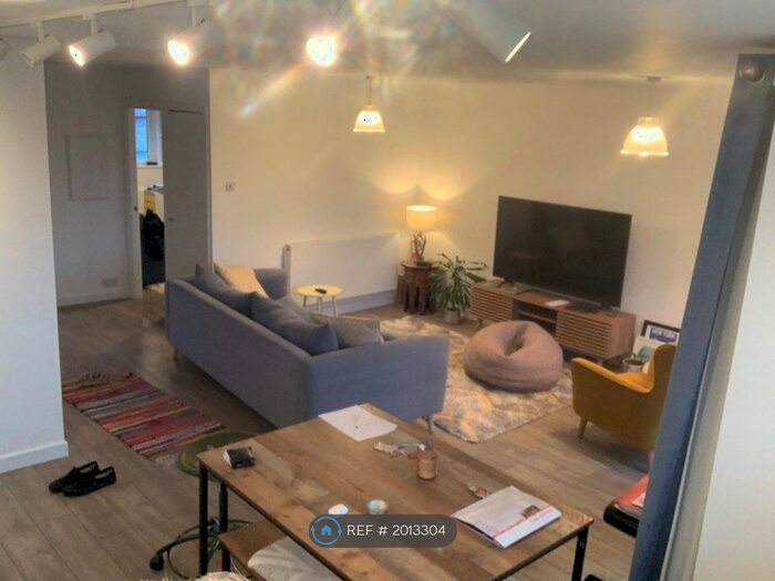 2 Bedroom Maisonette To Rent In Romulus Court, Brentford, TW8