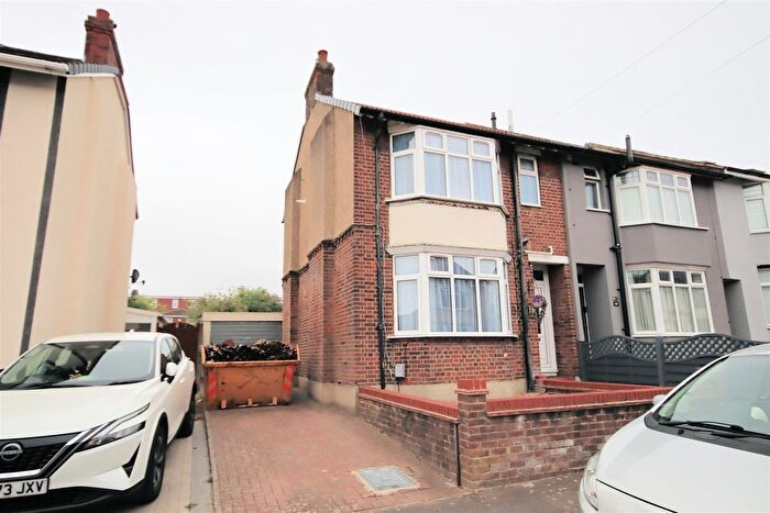 2 Bedroom End Of Terrace House To Rent In St. Winifreds Avenue, Luton, LU3