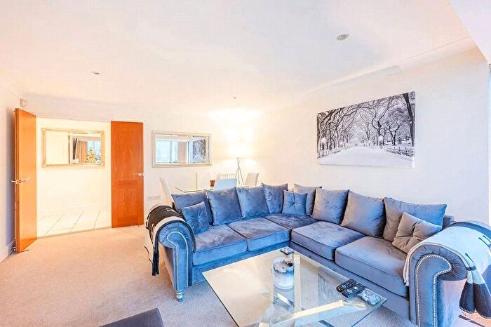2 Bedroom Flat To Rent In Creswell Drive, Langley Waterside, Beckenham, BR3