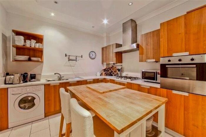 3 Bedroom Flat To Rent In Weymouth Mews, Marylebone, W1G