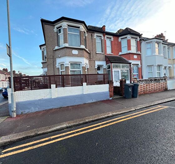 2 Bedroom Flat To Rent In Monteagle Avenue, Barking, IG11