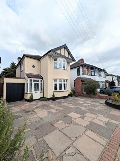 3 Bedroom Detached House For Sale In Hall Park Road, Greater London, Upminster, RM14