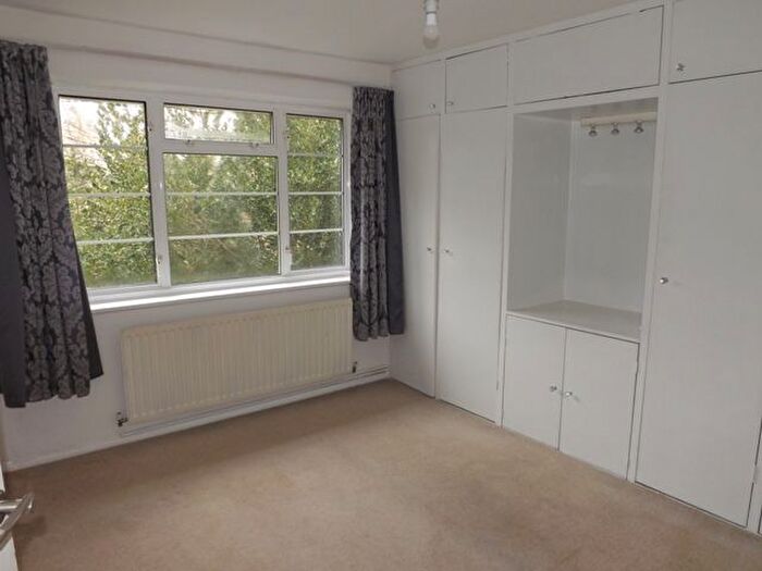2 Bedroom Flat To Rent In Barfields, Bletchingley, RH1