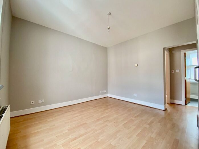 1 Bedroom Flat To Rent In Patriothall, Stockbridge, Edinburgh, EH3