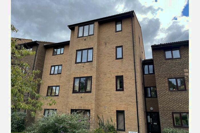 Studio To Rent In The Rowans, Woking, GU22