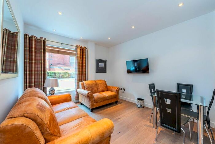 2 Bedroom Flat To Rent In Grosvenor Waterside, Chelsea, London, SW1W