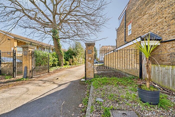 2 Bedroom Flat For Sale In Park Close, Kingston Upon Thames, KT2