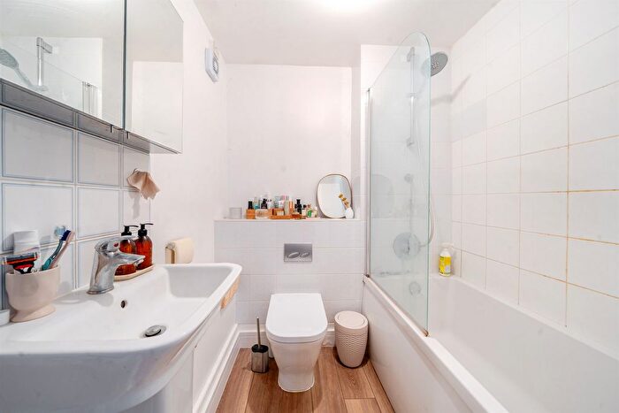 2 Bedroom Flat For Sale In Denmark Road, London, W13