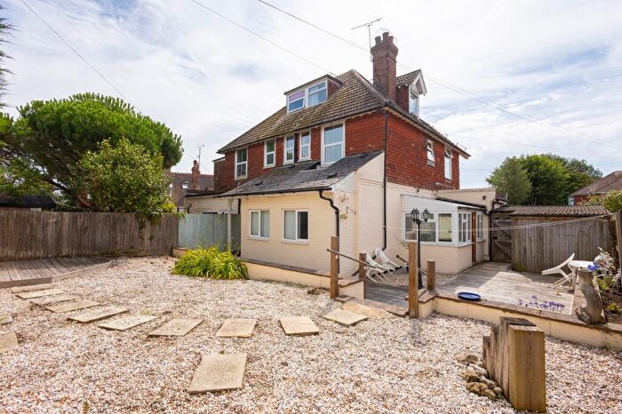 2 Bedroom Apartment For Sale In Hillcrest Road, Oak Leas, CT21