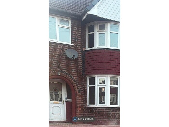 3 Bedroom Semi-detached House To Rent In Wyndhurst Road, Birmingham, B33