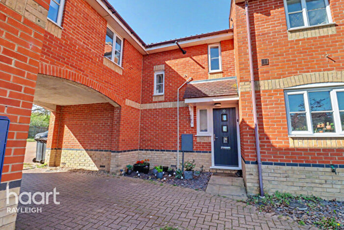 3 Bedroom End Of Terrace House For Sale In Heron Close, Rayleigh, SS6