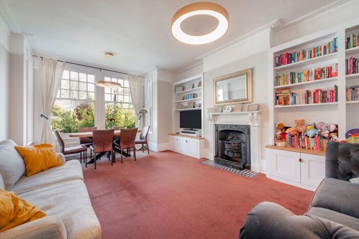 3 Bedroom Flat For Sale In Dukes Avenue, London, N10