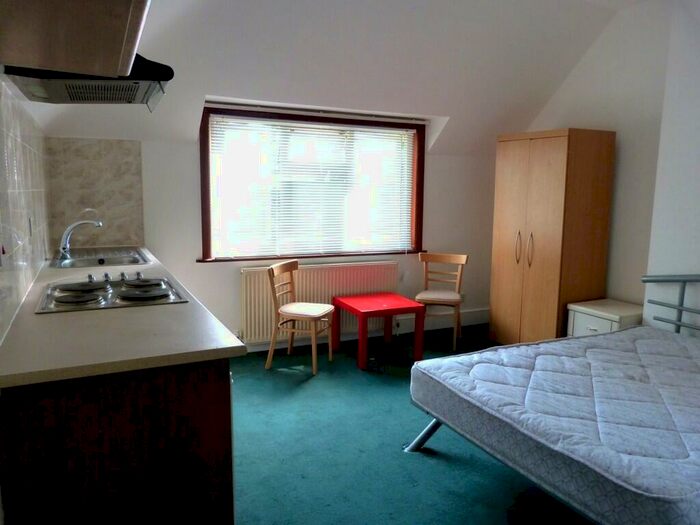 Studio To Rent In Park Avenue, Willesden Green, London, NW2