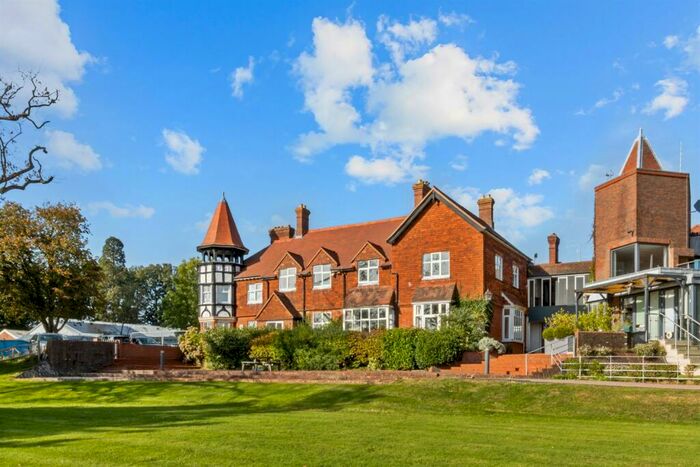 2 Bedroom Flat To Rent In Graylands Manor, Langhurstwood Road, Horsham, RH12