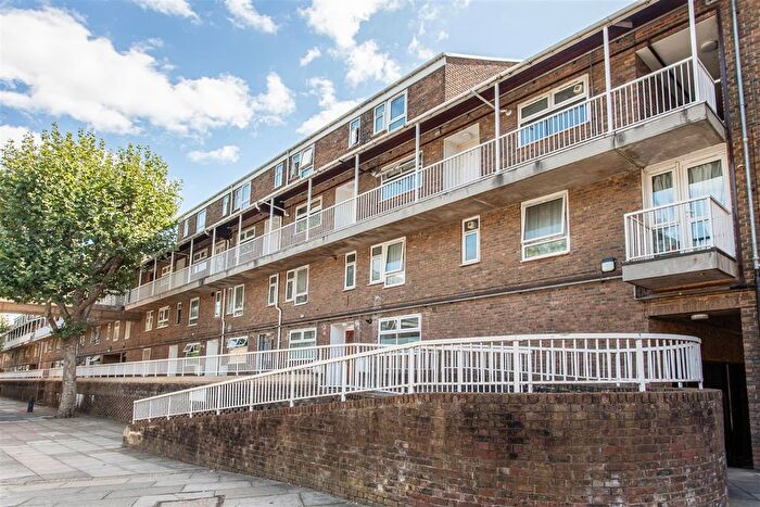 3 Bedroom Maisonette For Sale In Gough Walk, Poplar, E14