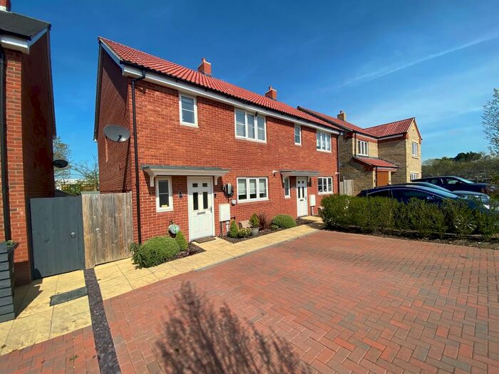 3 Bedroom Semi-Detached House For Sale In Buttercup Close, Raunds, Wellingborough, NN9