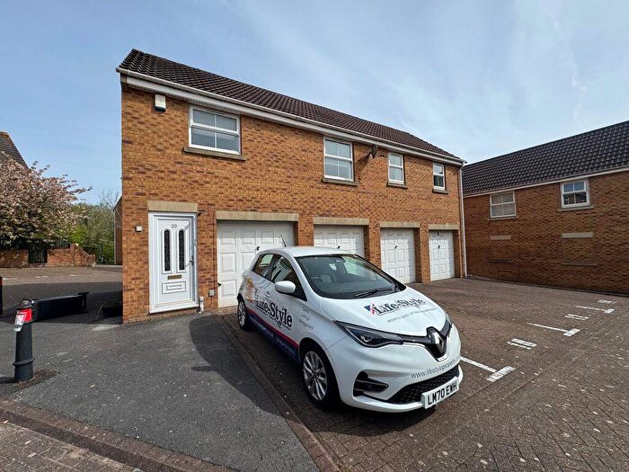 2 Bedroom Coach House To Rent In Casson Drive, Bristol, BS16
