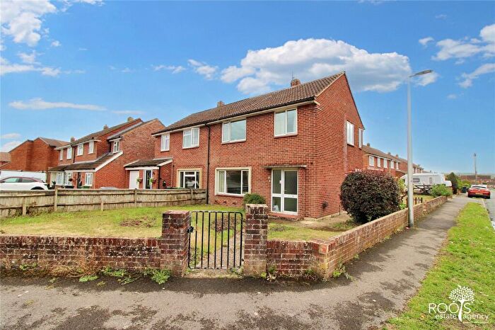3 Bedroom Semi-Detached House For Sale In Oak Tree Road, Thatcham, Berkshire, RG19