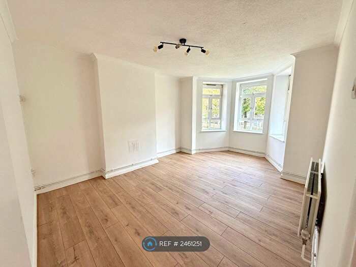 3 Bedroom Flat To Rent In Ashmead House, London, E9