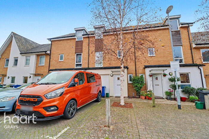3 Bedroom Town House For Sale In Saxton Close, Grays, RM17