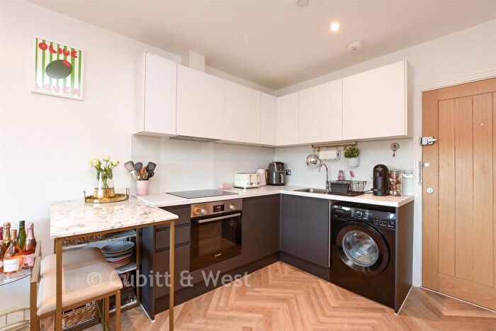 1 Bedroom Apartment For Sale In Cleeve Road, Leatherhead, Surrey, KT22