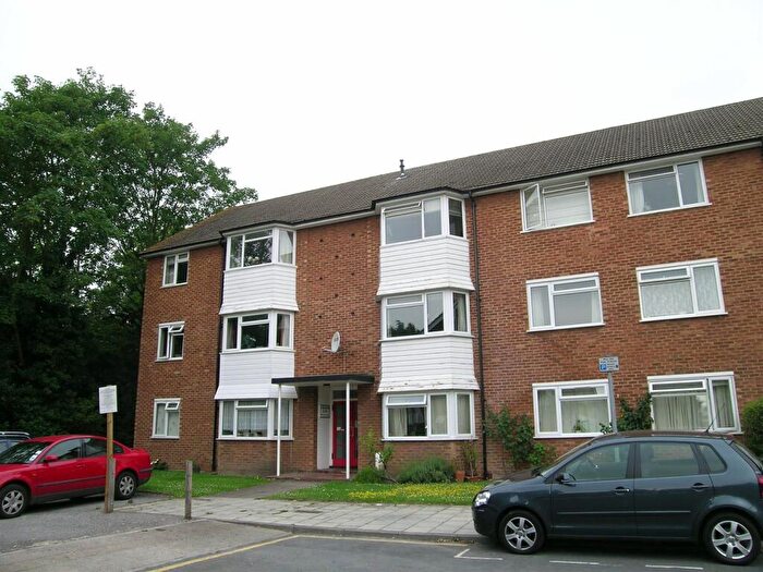 2 Bedroom Flat To Rent In Oakenshaw Close, Surbiton, KT6