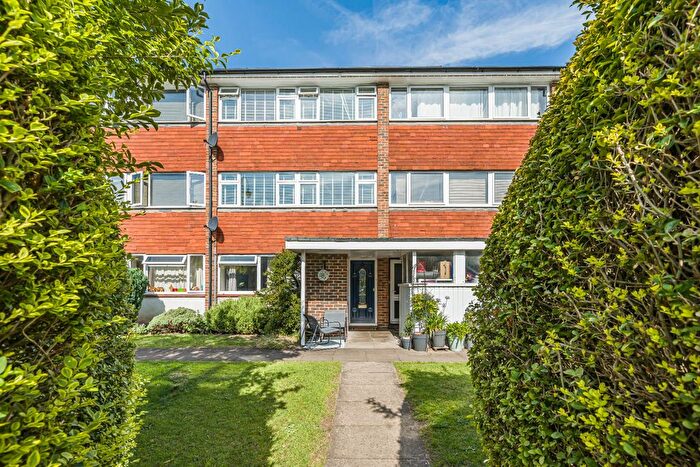2 Bedroom Maisonette For Sale In Shepperton, Surrey, TW17