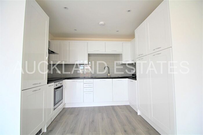 2 Bedroom Flat To Rent In Mutton Lane, Potters Bar, EN6