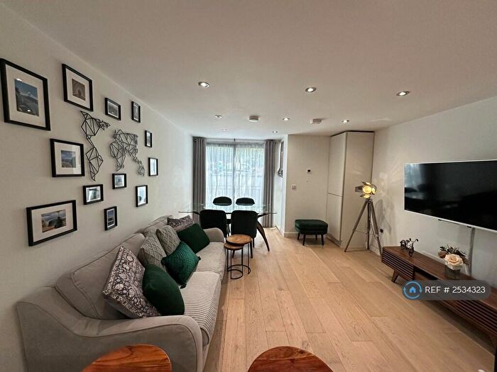 2 Bedroom Flat To Rent In Bramshott Lodge, Surbiton, KT6