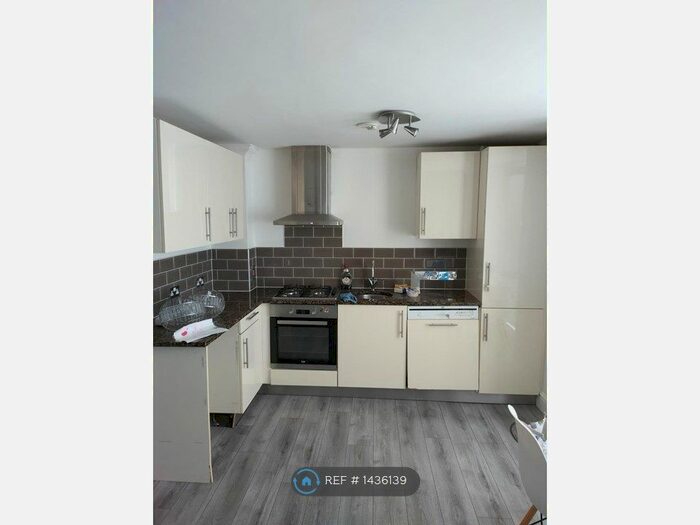 2 Bedroom Flat To Rent In Mount Pleasant Road, Chigwell, IG7