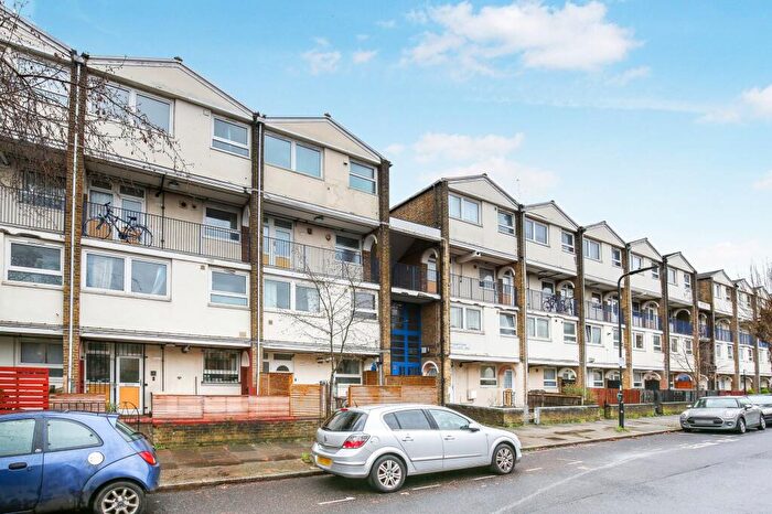 3 Bedroom Flat For Sale In Tottenham Road, London, N1