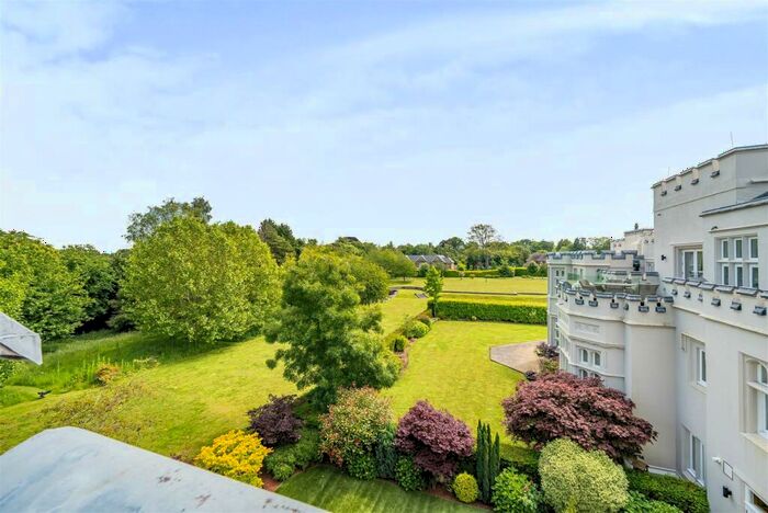 3 Bedroom Flat For Sale In Woodland Way, Kingswood, KT20