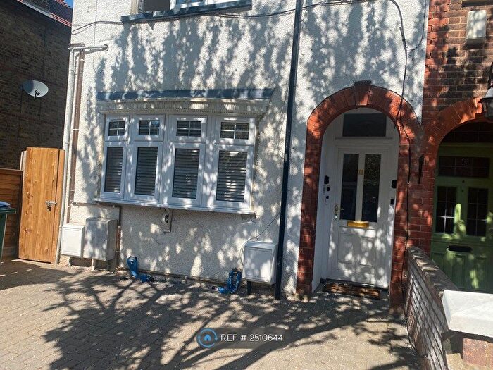 2 Bedroom Flat To Rent In Malden Road, Watford, WD17