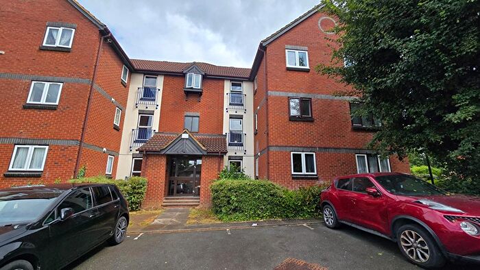 Studio To Rent In Swaythling Close, London, N18