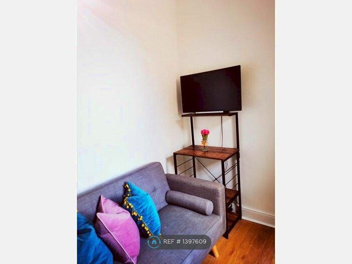 Studio To Rent In Brick Lane, London, E1