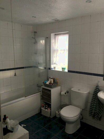 2 Bedroom Flat To Rent In Bear Lane, GU9