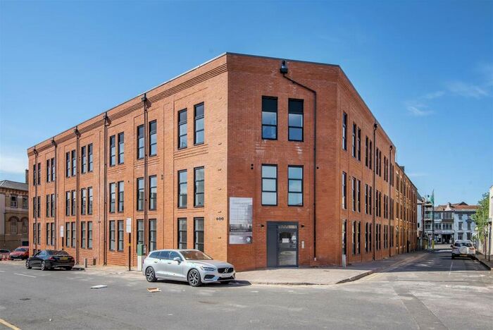 2 Bedroom Apartment To Rent In The Hallmark Birmingham, Bond Street, B19