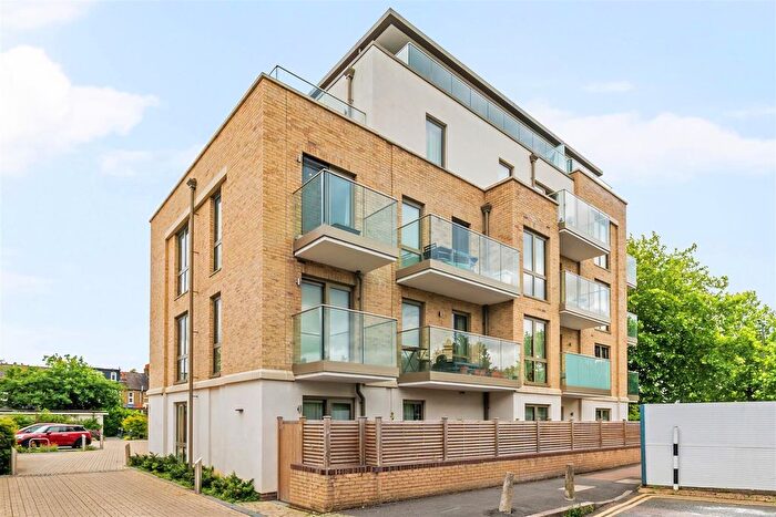 2 Bedroom Flat For Sale In Edna Road, Raynes Park, SW20