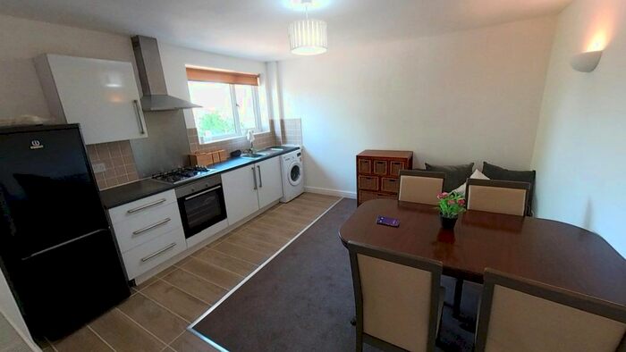 3 Bedroom Flat To Rent In Hathersage Road, Manchester, M13